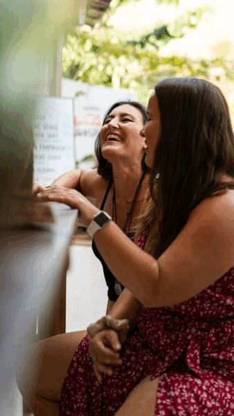 Human connection, no distractions. Every month we host events in Madrid (and soon in other cities) where we turn online introductions into offline magic. Authentic, joyful experiences exclusive to our Club members.